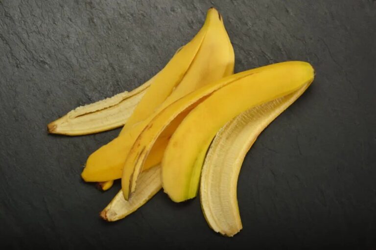 Blending Banana Peels with Baking Soda Creates a Simple Homemade Cleaner that Helps Remove Light Dirt, Reduce Odors, and Freshen Washable Surfaces. This Affordable, Eco-Friendly Mixture Gives Kitchen Waste a Practical Second Use While Supporting Everyday Household Cleaning with Common Ingredients.